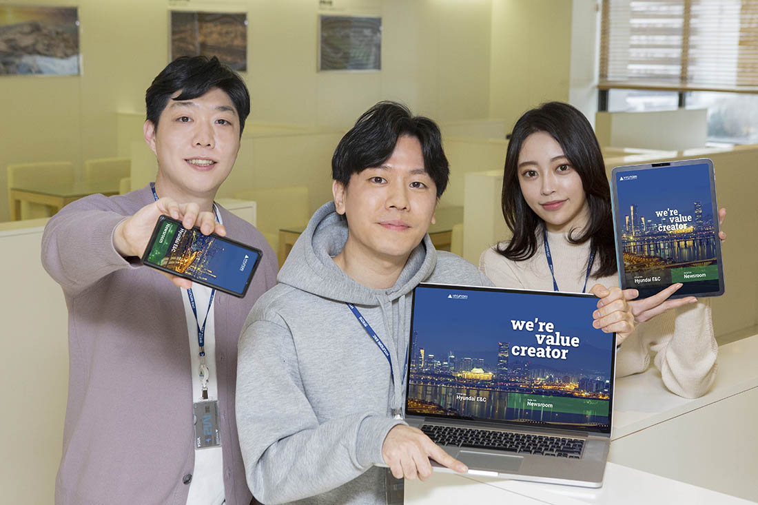현대건설 직원들이 새롭게 선보이는 현대건설의 기업 홈페이지를 홍보하고 있다. 현대건설 직원들이 새롭게 선보이는 현대건설의 기업 홈페이지를 홍보하고 있다.